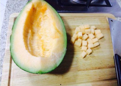 哈密瓜吃的真香吗视频,真香挑战，口感与视觉的双重盛宴