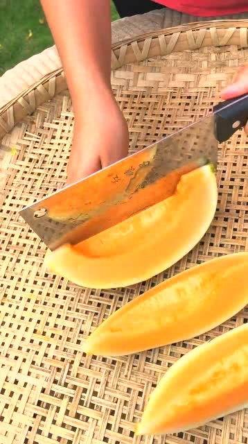 哈密瓜吃的真香吗视频,真香挑战，口感与视觉的双重盛宴