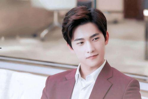 杨洋吃瓜现场视频播放下载,一窥明星私下趣味瞬间