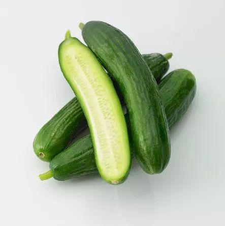 吃酸爽乳瓜的视频,夏日解暑美食新体验