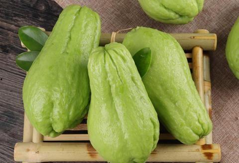 甘肃小伙吃佛手瓜的视频,口感揭秘！