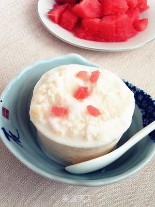 网友吃哈密瓜冰激凌视频,网友挑战哈密瓜冰激凌，口感惊艳引热议