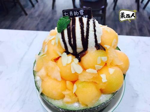 网友吃哈密瓜冰激凌视频,网友挑战哈密瓜冰激凌，口感惊艳引热议