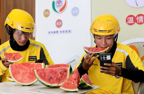 外卖员送外卖吃瓜视频,萌态十足引网友热议