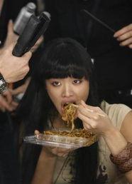 美院模特吃瓜视频,校园生活趣味横生