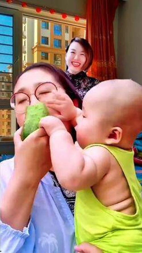 孩子吃瓜配音搞笑视频,孩子吃瓜配音，萌态搞笑视频来袭！