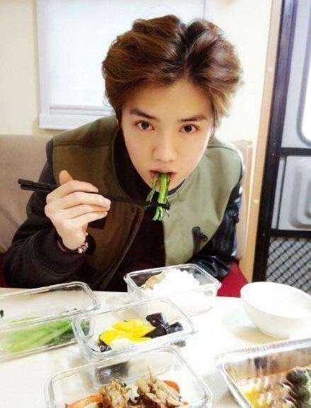 鹿晗和张一山吃瓜视频,揭秘娱乐圈幕后趣事