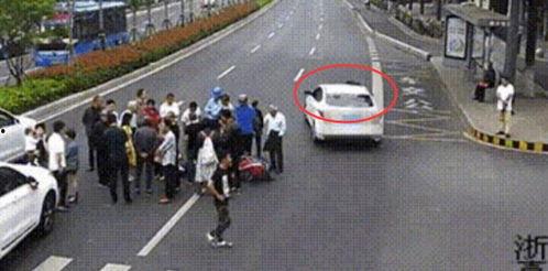 路人吃瓜车祸被车撞视频,监控视频记录惊险瞬间
