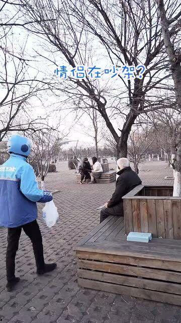 农村小伙第一次吃瓜视频,接地气生活瞬间