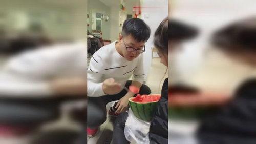 老公爱看吃瓜视频正常吗,正常吗？揭秘现代家庭娱乐现象