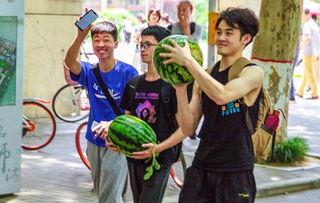 华商学院吃瓜视频,揭秘校园生活趣味瞬间